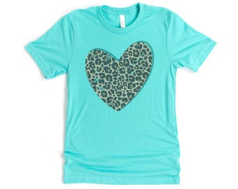 Corazón de leopardo, camiseta de leopardo, sublimación, camiseta suave Bella, regalo para ella, estampado de leopardo, camiseta de corazón, camiseta de mamá, corazón con estampado de leopardo, moda