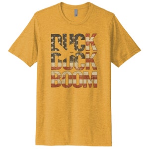 Camicia da caccia alle anatre, USA Duck Duck Boom, Camicia per uccelli acquatici, Camicia da caccia, Regalo per gli uomini, T-shirt patriottica, Caccia agli uccelli acquatici, T-shirt da cacciatore di anatre HEATHER MUSTARD