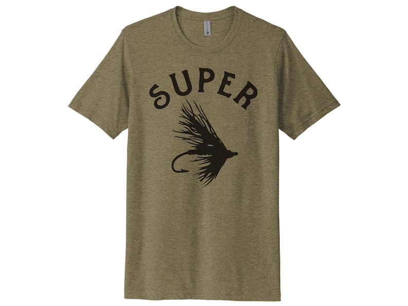 K&ouml;nnte beinhalten: Ein gr&uuml;nes T-Shirt mit dem Wort "SUPER" in Schwarz gedruckt &uuml;ber einer schwarzen Silhouette einer Fliegenfisch-K&ouml;der.