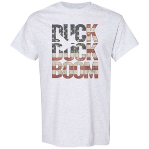 Camicia da caccia alle anatre, USA Duck Duck Boom, Camicia per uccelli acquatici, Camicia da caccia, Regalo per gli uomini, T-shirt patriottica, Caccia agli uccelli acquatici, T-shirt da cacciatore di anatre SHORT SLEEVE ASH