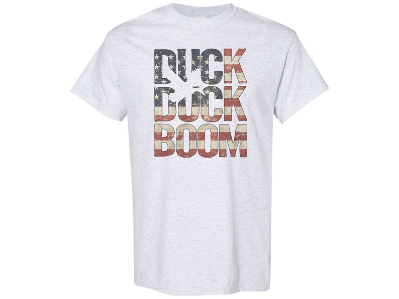 Camicia da caccia alle anatre, USA Duck Duck Boom, Camicia per uccelli acquatici, Camicia da caccia, Regalo per gli uomini, T-shirt patriottica, Caccia agli uccelli acquatici, T-shirt da cacciatore di anatre SHORT SLEEVE ASH
