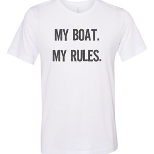 Puede incluir: Camiseta blanca con texto negro que dice "MY BOAT. MY RULES."
