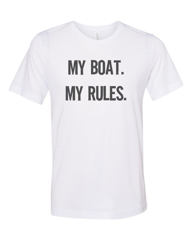 Puede incluir: Camiseta blanca con texto negro que dice "MY BOAT. MY RULES."