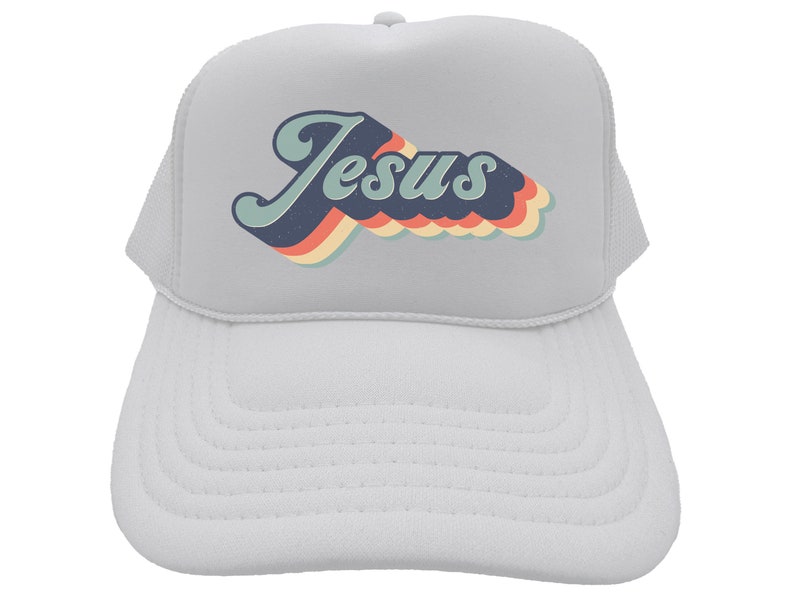 Puede incluir: Gorra de camionero blanca con un gr&aacute;fico retro de la palabra "Jes&uacute;s" en azul, naranja, amarillo y rojo.