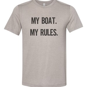 Puede incluir: Una camiseta gris jaspeada con el texto "MY BOAT. MY RULES." impreso en negro.