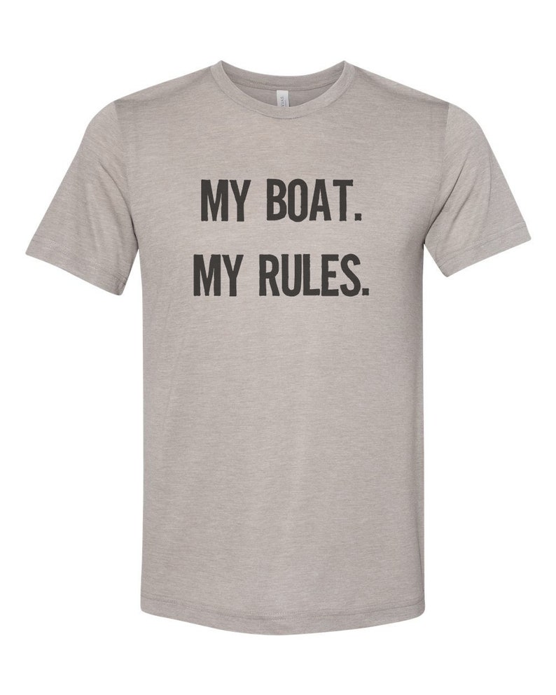 Puede incluir: Una camiseta gris jaspeada con el texto "MY BOAT. MY RULES." impreso en negro.