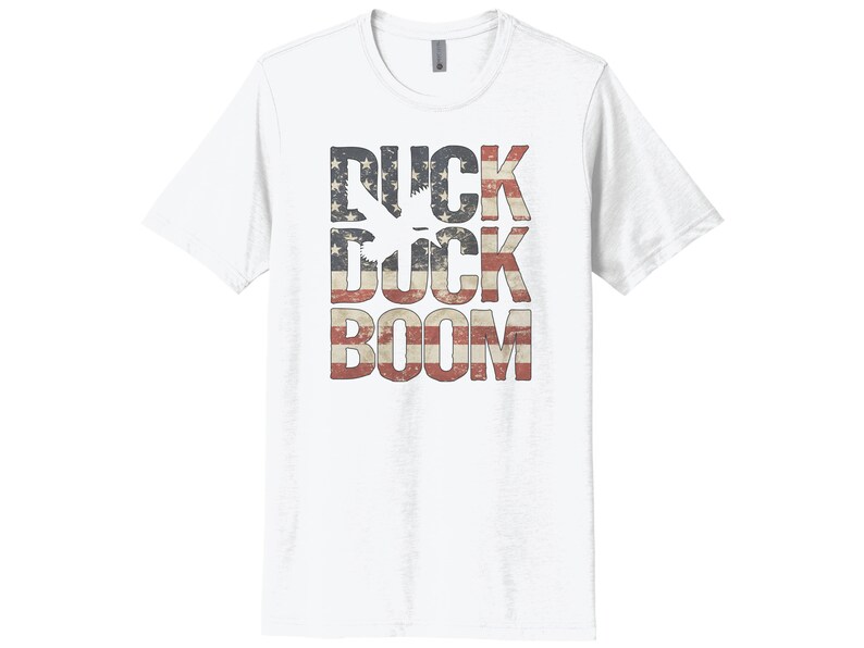 Camicia da caccia alle anatre, USA Duck Duck Boom, Camicia per uccelli acquatici, Camicia da caccia, Regalo per gli uomini, T-shirt patriottica, Caccia agli uccelli acquatici, T-shirt da cacciatore di anatre WHITE