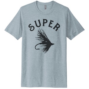 K&ouml;nnte beinhalten: Ein hellblaues T-Shirt mit einem schwarzen Fliegenfisch-K&ouml;der-Motiv und dem Wort "SUPER" dar&uuml;ber.