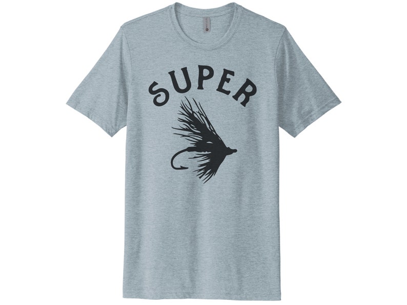 K&ouml;nnte beinhalten: Ein hellblaues T-Shirt mit einem schwarzen Fliegenfisch-K&ouml;der-Motiv und dem Wort "SUPER" dar&uuml;ber.