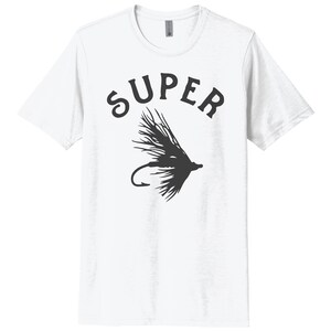 K&ouml;nnte beinhalten: Wei&szlig;es T-Shirt mit einer schwarzen Silhouette eines Fliegenfisch-K&ouml;ders und dem Wort "SUPER" dar&uuml;ber.