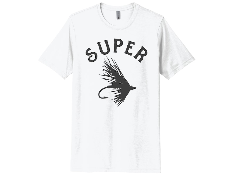 K&ouml;nnte beinhalten: Wei&szlig;es T-Shirt mit einer schwarzen Silhouette eines Fliegenfisch-K&ouml;ders und dem Wort "SUPER" dar&uuml;ber.