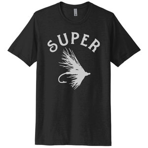 K&ouml;nnte beinhalten: Schwarzes T-Shirt mit einem wei&szlig;en Fliegenfisch-K&ouml;der-Motiv und dem Wort "SUPER" dar&uuml;ber.