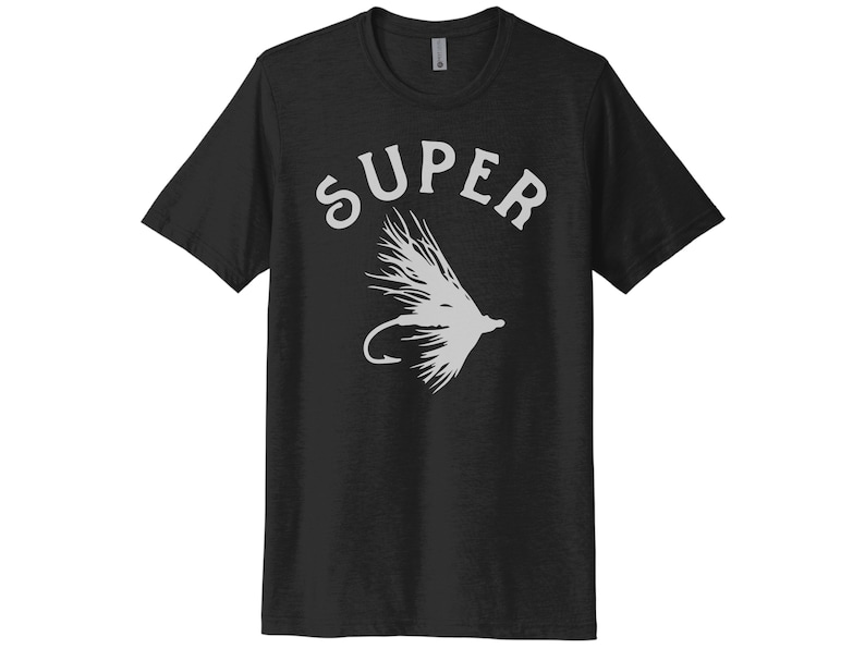 K&ouml;nnte beinhalten: Schwarzes T-Shirt mit einem wei&szlig;en Fliegenfisch-K&ouml;der-Motiv und dem Wort "SUPER" dar&uuml;ber.