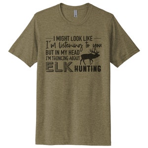 Maglietta da caccia all’alce, Thinking About Elk Hunting, maglietta da caccia, regalo per lui, alce toro, regalo da caccia all’alce, regalo alce, vestibilità unisex, tromba