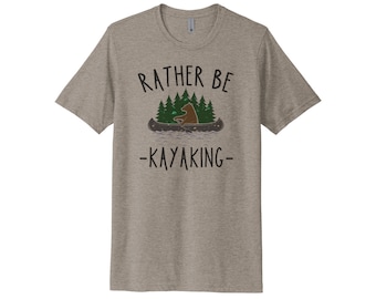 Camisa de kayak, en lugar de ser kayak, camiseta de sublimación, ropa de kayak, camisa de viaje flotante, camiseta unisex, regalo para ella, camisa de piragüismo, camiseta de piragüismo