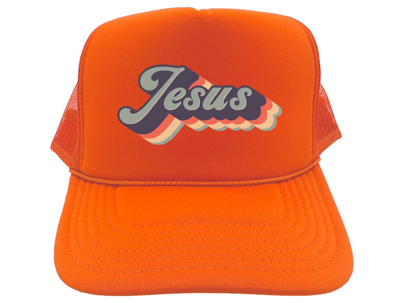 Puede incluir: Gorra de camionero naranja con un gr&aacute;fico retro de "Jes&uacute;s" en azul, rosa y blanco.