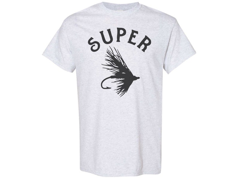 K&ouml;nnte beinhalten: Ein hellgraues T-Shirt mit einer schwarzen Silhouette einer Fliegenfisch-K&ouml;der und dem Wort "SUPER" dar&uuml;ber.