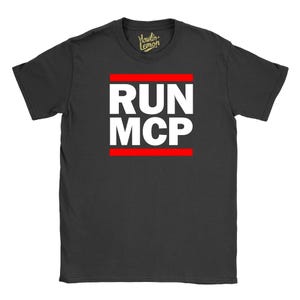 Könnte beinhalten: Schwarzes T-Shirt mit dem Text "RUN MCP" in großen weißen Blockbuchstaben, eingerahmt von einem roten Rechteck. Das Shirt hat einen Rundhalsausschnitt und kurze Ärmel. Das Markenlogo "Howlin' Lemon" ist auf dem oberen Rücken aufgedruckt.