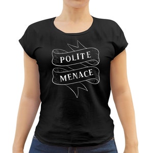 Puede incluir: Camiseta negra con un gráfico blanco de una pancarta que dice "POLITE MENACE".