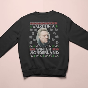 Könnte beinhalten: Schwarzer Weihnachtspullover mit einem weißen, grünen und roten Muster. Der Pullover zeigt ein Foto des Schauspielers Christopher Walken und den Text "Walken in a Winter Wonderland".