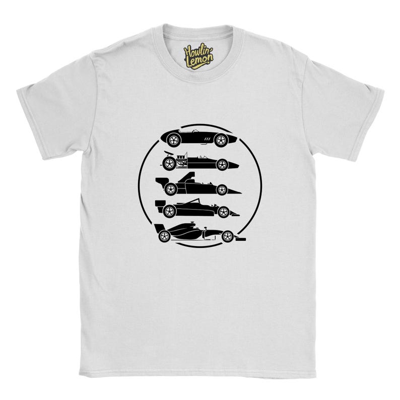 Op de afbeelding: Wit T-shirt met een zwarte afbeelding van vijf klassieke raceauto's in een cirkelvormige opstelling. De silhouetten tonen verschillende auto-ontwerpen uit verschillende raceperiodes. De tee heeft een ronde hals en korte mouwen.