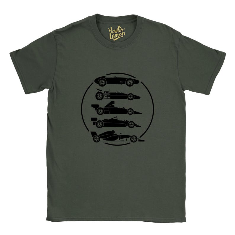 Op de afbeelding: Donkergroen t-shirt met een zwarte afbeelding van vijf raceauto's in een zwarte cirkel. Het shirt heeft de tekst "Howlin' Lemon" in het geel. De auto's zijn in silhouet, die verschillende tijdperken van de race vertegenwoordigen.