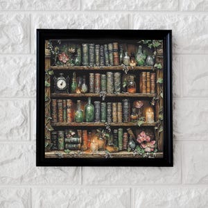 Puede incluir: Impresión enmarcada que representa una estantería detallada llena de libros antiguos, botellas de vidrio y velas. La obra de arte presenta una paleta de colores oscuros con tonos verdes, marrones y dorados, adornada con elementos florales.