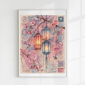 Peut inclure: Impression d'art encadrée représentant trois lanternes suspendues orange, bleues et blanches, sur fond de fleurs de cerisier roses et de timbres-poste vintage. L'œuvre est de style aquarelle.