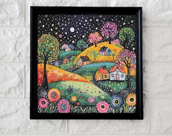 Op de afbeelding: Een ingelijst, kleurrijk volkskunstschilderij dat een grillige dorpsscène onder een sterrenhemel uitbeeldt. Het kunstwerk toont glooiende heuvels, huizen met rode daken en levendige bomen met roze, gele en groene bladeren. Grote, gedetailleerde bloemen staan op de voorgrond.