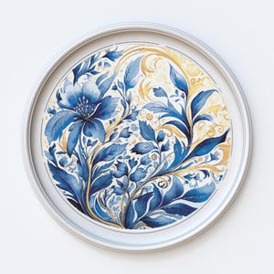 Peut inclure: Une œuvre d'art ronde encadrée représentant un motif floral bleu et or. L'œuvre est peinte dans un style aquarelle et présente des détails complexes.