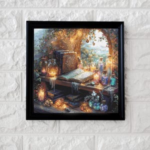 Könnte beinhalten: Gerahmter Druck einer mystischen Szene mit einem offenen Buch, Kerzen und Zaubertränken auf einem Holztisch. Das Kunstwerk hat eine warme Farbpalette mit sanfter Beleuchtung und einer magischen Atmosphäre. Der Rahmen ist schwarz.