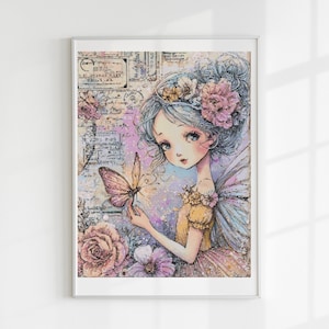 Puede incluir: Ilustración en acuarela enmarcada de un hada con cabello azul, sosteniendo una mariposa. La obra presenta colores pastel suaves, incluyendo rosa, amarillo y morado. Rosas y otras flores en primer plano, con un fondo de papel vintage.