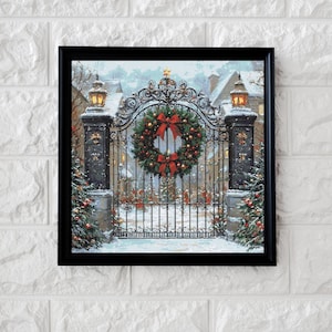 Könnte beinhalten: Ein schwarz gerahmtes Gemälde eines schmiedeeisernen Tores, das mit einem roten und grünen Weihnachtskranz geschmückt ist. Das Tor ist vor einem schneebedeckten Hintergrund mit einem Backsteingebäude im Hintergrund.