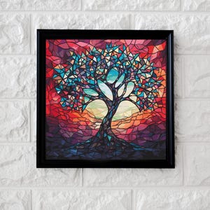 Op de afbeelding: Een ingelijst mozaïekkunstwerk met een boomontwerp. De takken en bladeren van de boom bestaan uit blauwe, turquoise en turkoois geometrische vormen. De achtergrond loopt over van rood naar paars, met een geel en oranje zonvorm.