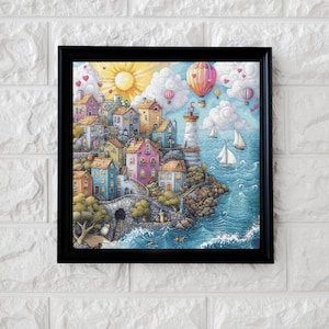 Könnte beinhalten: Ein gerahmter Kunstdruck, der eine farbenfrohe Küstenlandschaft zeigt. Das Kunstwerk zeigt einen Leuchtturm, Segelboote, Heißluftballons und eine Sonne. Die Häuser sind in verschiedenen Farben gemalt, und der Himmel ist voller Wolken und Herzen.