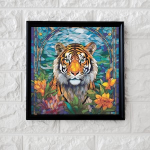 Könnte beinhalten: Ein Bild im Stil eines Buntglasfensters mit einem Tiger mit orangefarbenen, schwarzen und weißen Streifen. Der Tiger ist von bunten Blumen und Blättern umgeben. Der Hintergrund ist ein blaues und grünes Buntglasmuster.