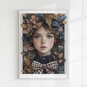 Peut inclure: Impression d'art encadrée représentant un portrait d'une jeune personne aux yeux bleus et aux taches de rousseur, entourée de feuilles d'automne. Le sujet porte une robe sombre avec un nœud à carreaux. L'œuvre est encadrée.