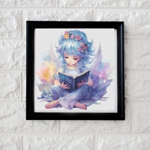 Op de afbeelding: Een engel met blauw haar en vleugels zit op een wolk en leest een boek met een sterrenhemel op de kaft. De engel draagt een bloemenkrans en een blauwe jurk.