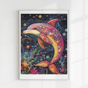 Könnte beinhalten: Gerahmter Kunstdruck mit einer farbenfrohen Delfin-Illustration. Der Delfin ist in leuchtenden Pink-, Orange- und Gelbtönen gehalten und weist ein detailliertes Muster auf. Der Hintergrund ist dunkelblau mit Blasen und Wasserpflanzen.