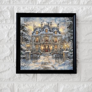 Könnte beinhalten: Ein gerahmtes Kunstwerk zeigt ein schneebedecktes Herrenhaus mit beleuchteten Fenstern und festlichen Dekorationen. Der schwarze Rahmen umgibt das Kunstwerk und zeigt eine verschneite Landschaft mit Bäumen, einem Tor und einem Weg zum Haus. Das Kunstwerk erinnert an ein gemütliches, festliches Thema.
