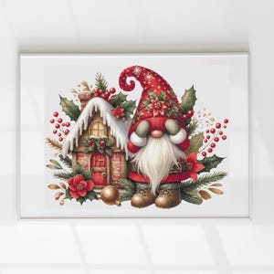 Può includere: Un gnomo rosso e bianco con la barba bianca si trova accanto a una piccola casa di mattoni rossi con un tetto bianco innevato. Lo gnomo indossa un cappello rosso con bordi bianchi e una sciarpa rossa e bianca. La casa ha una porta rossa e una finestra con una luce che brilla attraverso. Lo gnomo e la casa sono circondati da agrifoglio verde e bacche rosse.