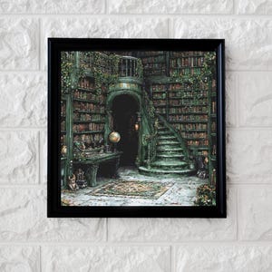 Puede incluir: Una impresión enmarcada de un interior de biblioteca detallado. La imagen presenta una habitación de tonos verdes con estanterías, una escalera y un escritorio. La biblioteca está llena de libros y elementos decorativos, creando un ambiente acogedor y atractivo. El marco es negro.