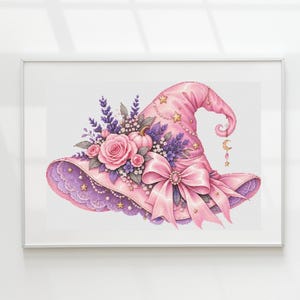 Peut inclure: Une illustration de chapeau de sorcière rose ornée d'un grand nœud rose, de roses roses, de brins de lavande violets et d'une petite citrouille. Le chapeau présente des étoiles dorées, des perles et une breloque lune dorée suspendue.