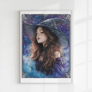 Könnte beinhalten: Ein gerahmter Aquarelldruck einer Frau mit einem großen Hexenhut. Das Kunstwerk hat einen Himmels Hintergrund mit Sternen und einem Nebel. Die Frau hat lange, wellige, braune Haare und trägt ein dunkelviolettes Kleid.