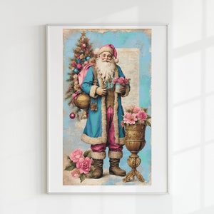 Könnte beinhalten: Gerahmter Druck mit einer Vintage-Illustration von Santa Claus in einem blauen Mantel und rosa Hose, der Geschenke hält. Ein Weihnachtsbaum und eine Vase mit rosa Rosen sind ebenfalls abgebildet. Der Hintergrund hat ein gealtertes Aussehen.