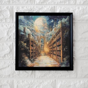 Pode incluir: Impressão de arte emoldurada quadrada retratando uma cena de biblioteca de fantasia. A obra apresenta fileiras de estantes ladeando um caminho que leva a uma lua brilhante e um céu nublado. A paleta de cores inclui tons quentes de ouro, marrom e azul.