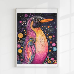 以下が含まれることがあります： ペンギンの水彩画の額入りプリント。ペンギンは紫と黄色の体とオレンジ色のくちばしをしています。背景は、カラフルな円のある濃い青色です。アートワークは白いフレームに表示されます。