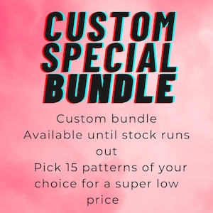 Puede incluir: Un fondo rosa con las palabras "CUSTOM SPECIAL BUNDLE" en letras grandes, negras y en 3D con acentos rojos y azules. El texto de abajo dice "Paquete personalizado. Elige 15 patrones de tu elección a un precio muy bajo".