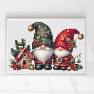Puede incluir: Dos gnomos navideños, uno con un gorro verde con estrellas doradas y el otro con un gorro rojo con copos de nieve blancos, se encuentran frente a una pequeña casita de pájaros roja y blanca. Los gnomos tienen barbas blancas y llevan bolsas rojas.