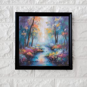 Op de afbeelding: Een ingelijst landschapsschilderij toont een kleurrijke bosscène. Het kunstwerk toont een beek die door een levendig bos stroomt met bomen in tinten oranje, geel en paars. Het schilderij is in een zwarte lijst.